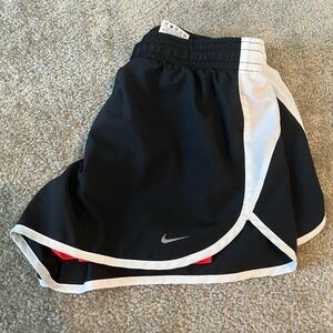 Good condition women’s Nike shorts. Build in spandex shorts. Size L